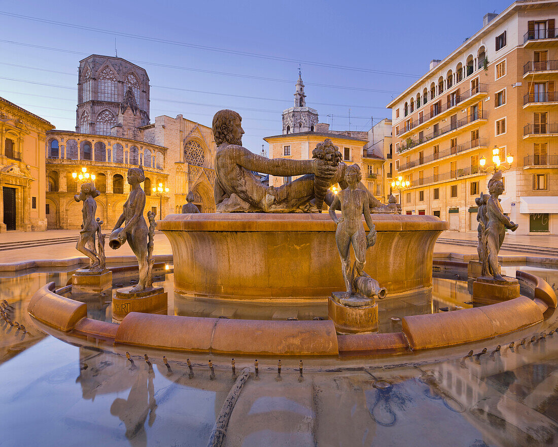 Turia Brunnen und Catedral de Santa Maria de Valencia am Abend, Plaza de la Virgen, Valencia, Spanien, Europa