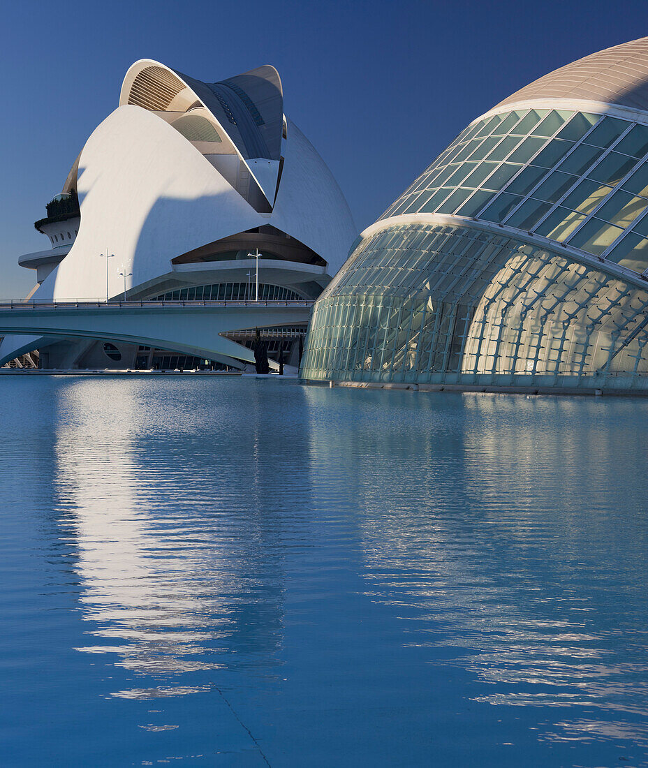 L'Hemisferic und Palau de les Arts Reina Sofia im Sonnenlicht, Ciudad de las Artes y de las Ciencias, Valencia, Spanien, Europa