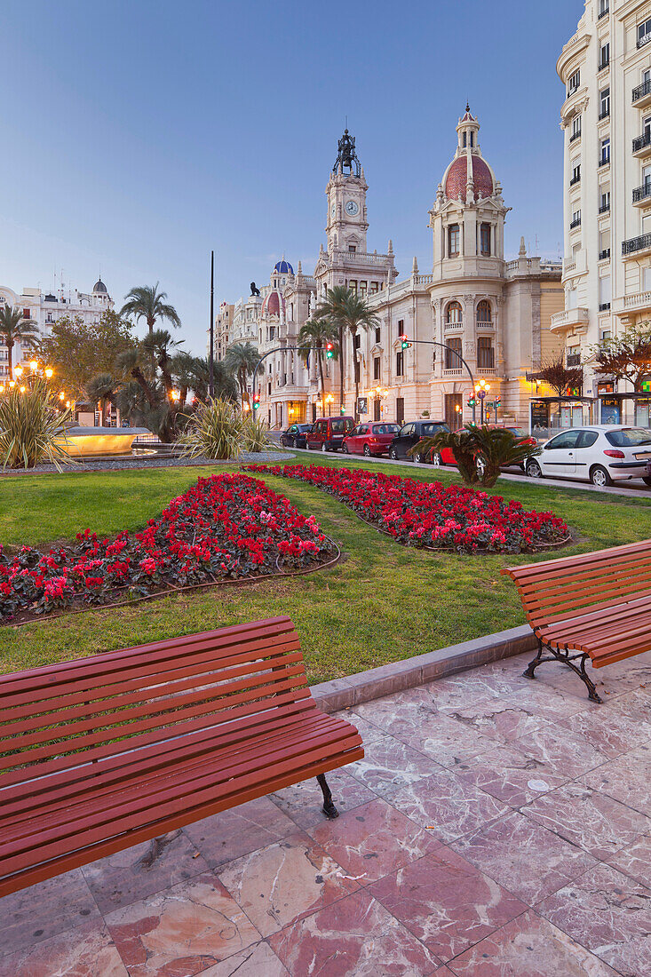 Bänke und Blumenbeete vor dem Rathaus am Abend, Place de l'Ajuntament, Valencia, Spanien, Europa