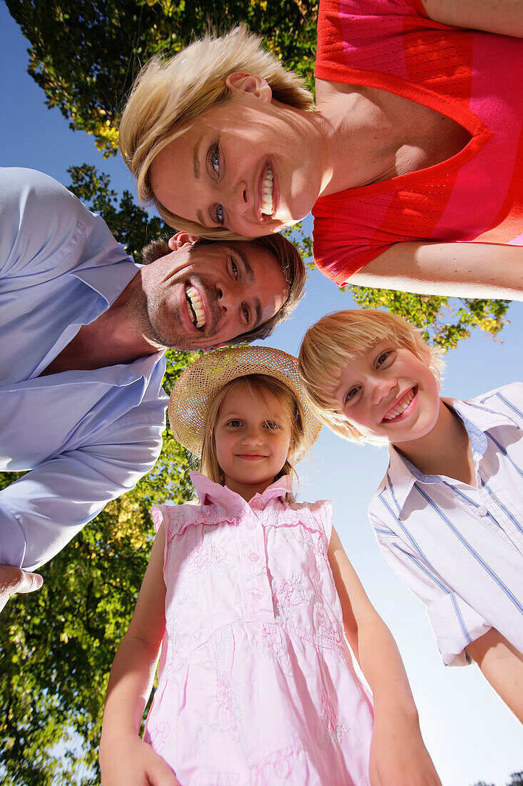 Familie lacht in die Kamera, Starnberger See, Bayern, Deutschland