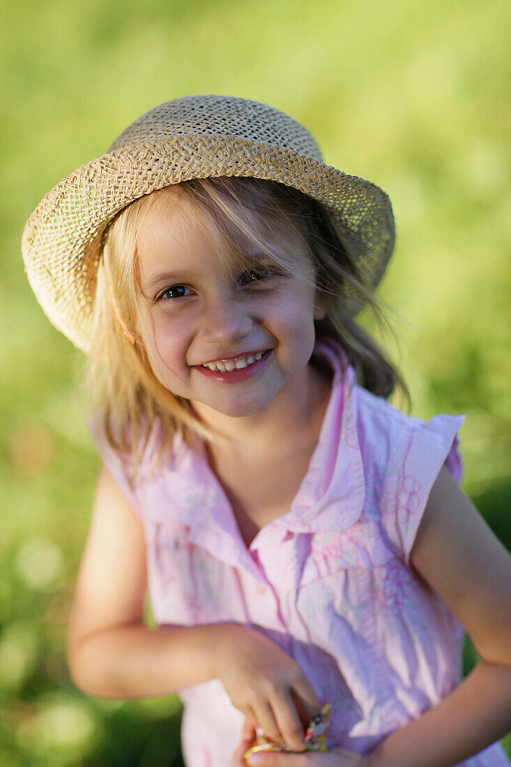 Mädchen (5 Jahre) lächelt in die Kamera, Starnberger See, Bayern, Deutschland