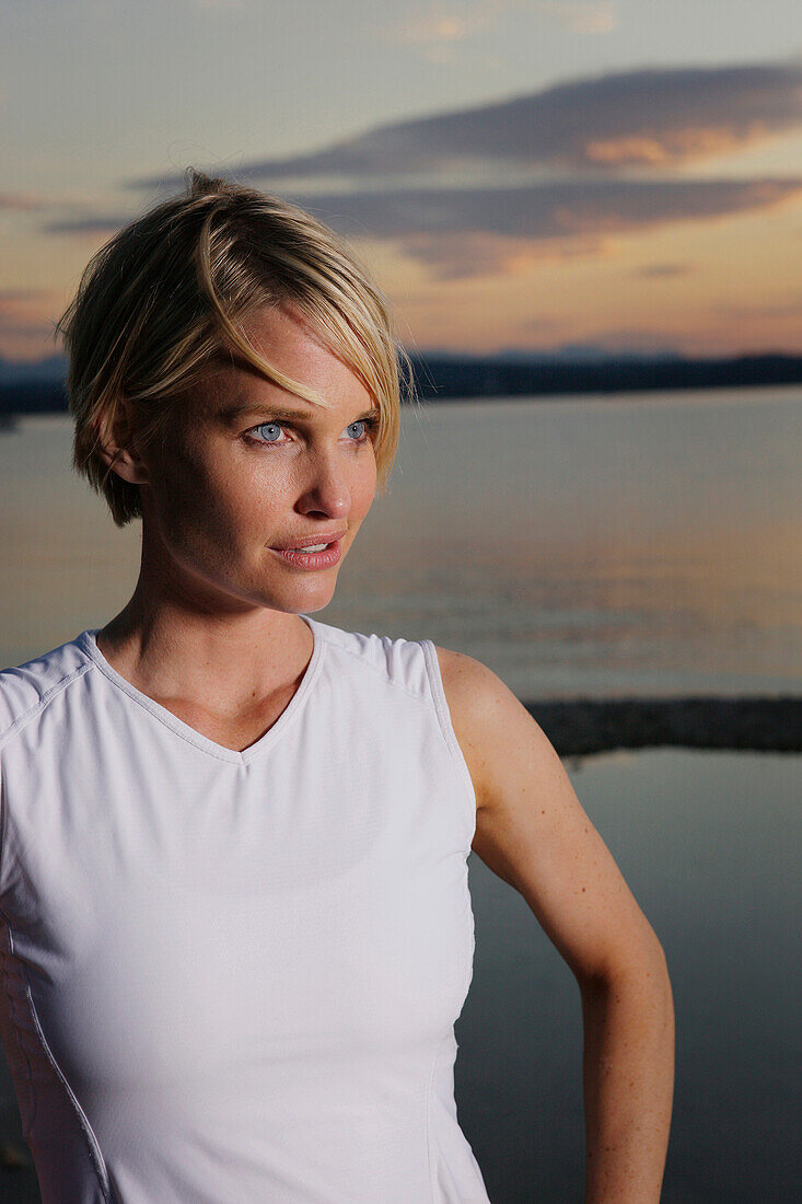 Frau im Sportdress am Seeufer, Starnberger See, Bayern, Deutschland