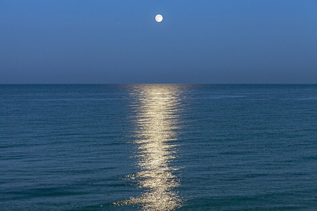 Mondaufgang, Thyrrenisches Meer, Moriani-Plage, Castagniccia, Korsika, Frankreich