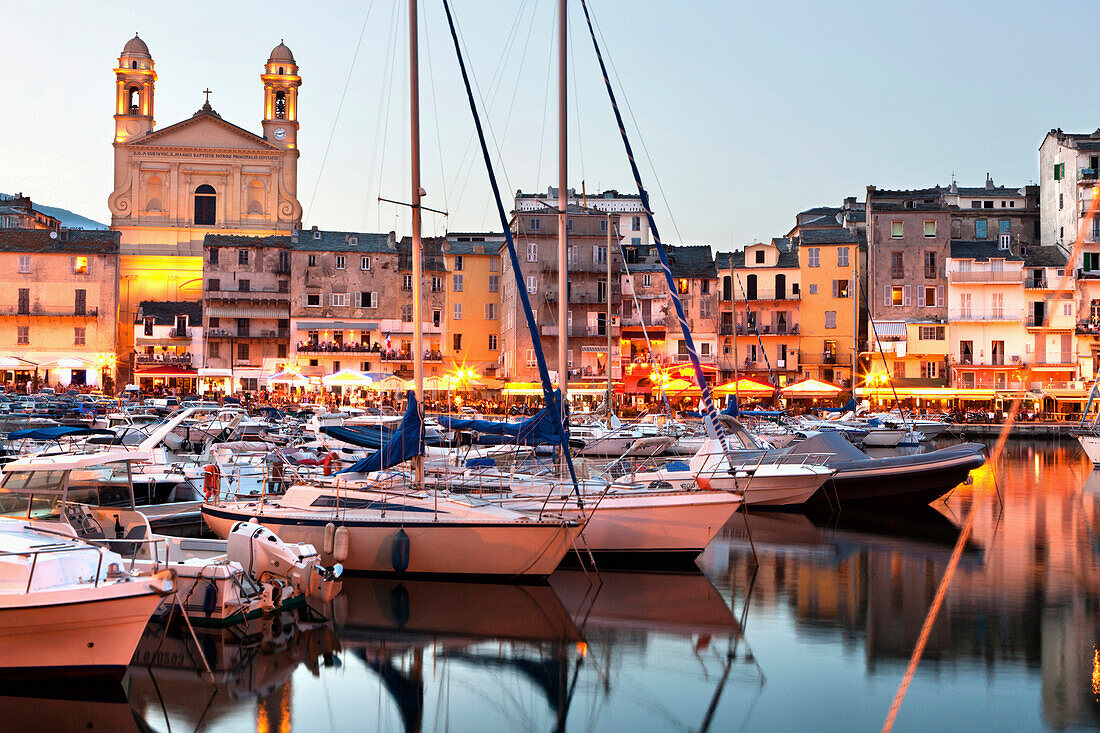 Der alte Hafen, Altstadt und St Jean Baptiste am Abend, Bastia, Korsika, Frankreich