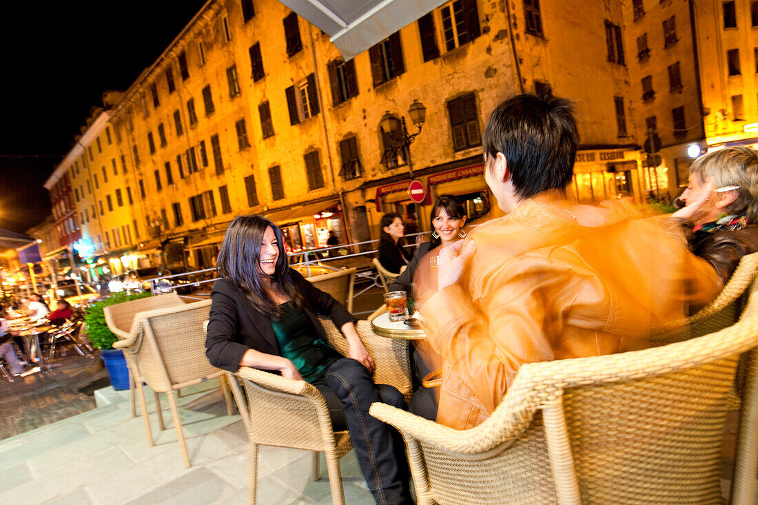 Frauen genießen ihr Abend, Altstadt, Rex Lounge, Cours Paoli, Corte, Korsika, Frankreich