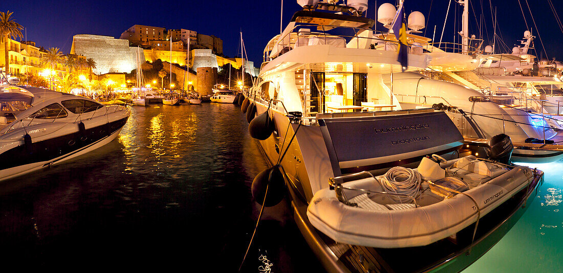 Teuere Jachte im Hafen, Calvi, Korsika, Frankreich