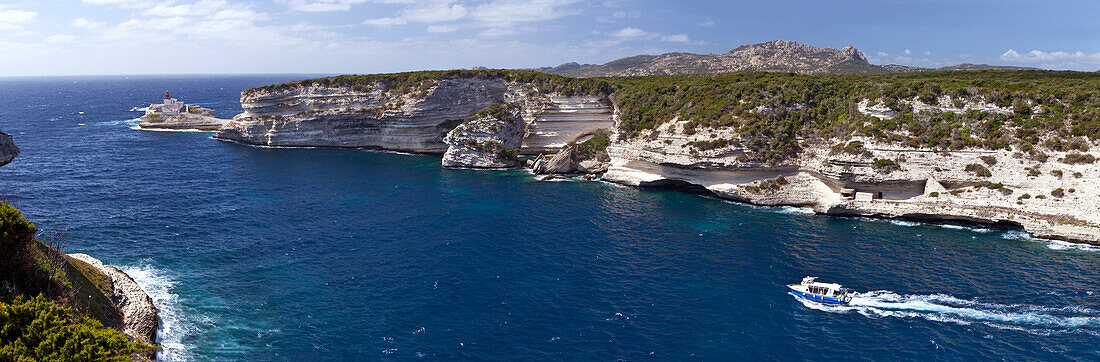 Ausflugsboot fährt aus dem Bonifacio Hafen raus, Bonifacio, Korsika, Frankreich