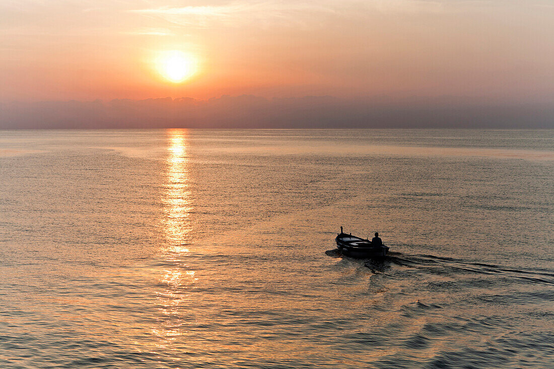 Fischerboot beim Sonnenuntergang auf dem Weg nach Tyrrhenisches Meer, Bastia, Korsika, Frankreich