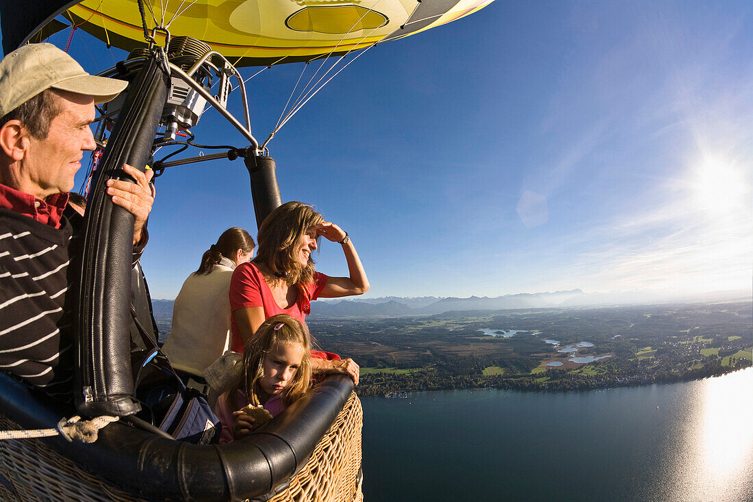 Menschen im Heißluftballon über dem Starnberger See, Oberbayern, Deutschland, Europa