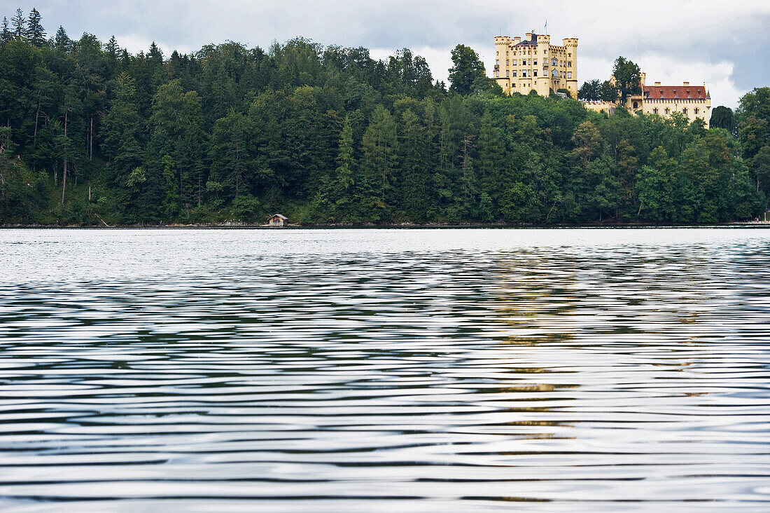 Blick über Alpsee auf Schloss Hohenschwangau, Schwangau, Allgäu, Bayern, Deutschland