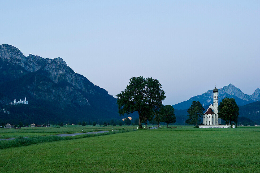 St. Coloman, Schloss Neuschwanstein im Hintergrund, Schwangau, Allgäu, Bayern, Deutschland