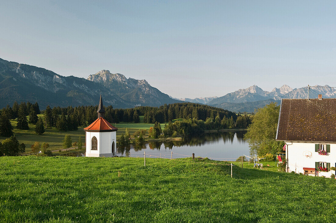 Hofkapelle am Hegratsrieder See, Halblech, Allgäu, Bayern, Deutschland