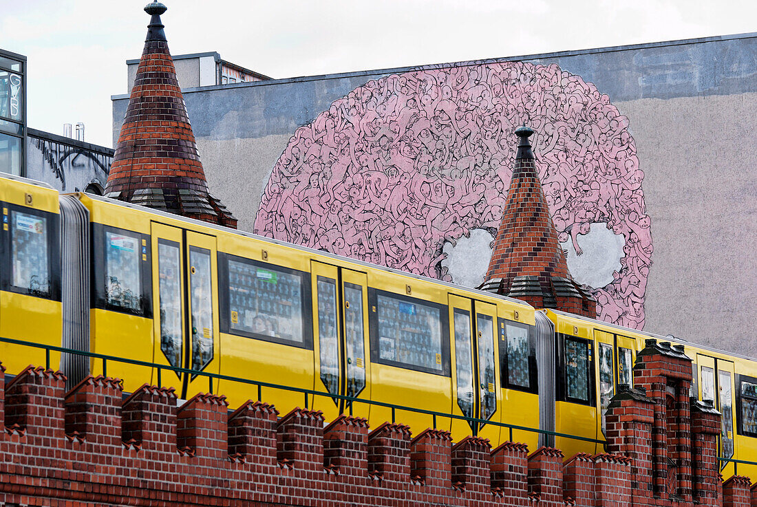 S-Bahn mit einem Graffiti im Hintergrund, Oberbaumbrücke, Friedrichshain, Berlin, Deutschland