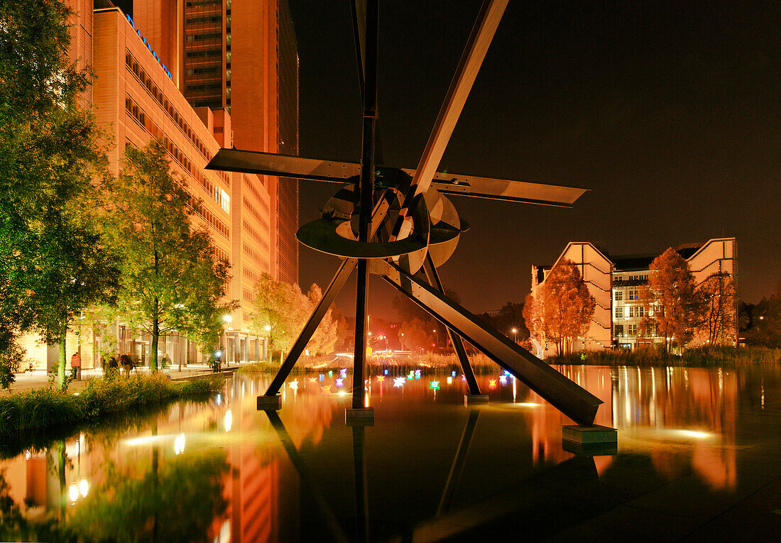 Schiffchen auf dem Piano-See, Debis-Haus von Renzo Piano, Potsdamer Platz, Festival of Lights, Berlin, Deutschland