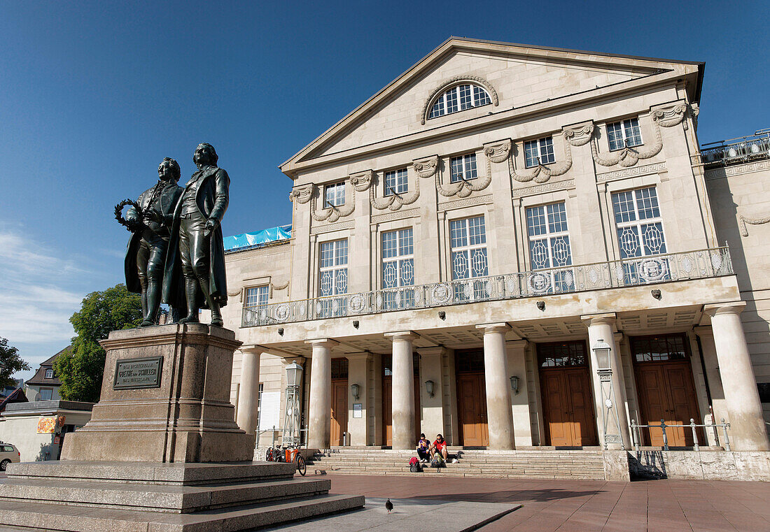 Goethe und Schiller Denkmal, Deutsches Nationaltheater, Weimar, Theaterplatz, Weimar, Thüringen, Deutschland
