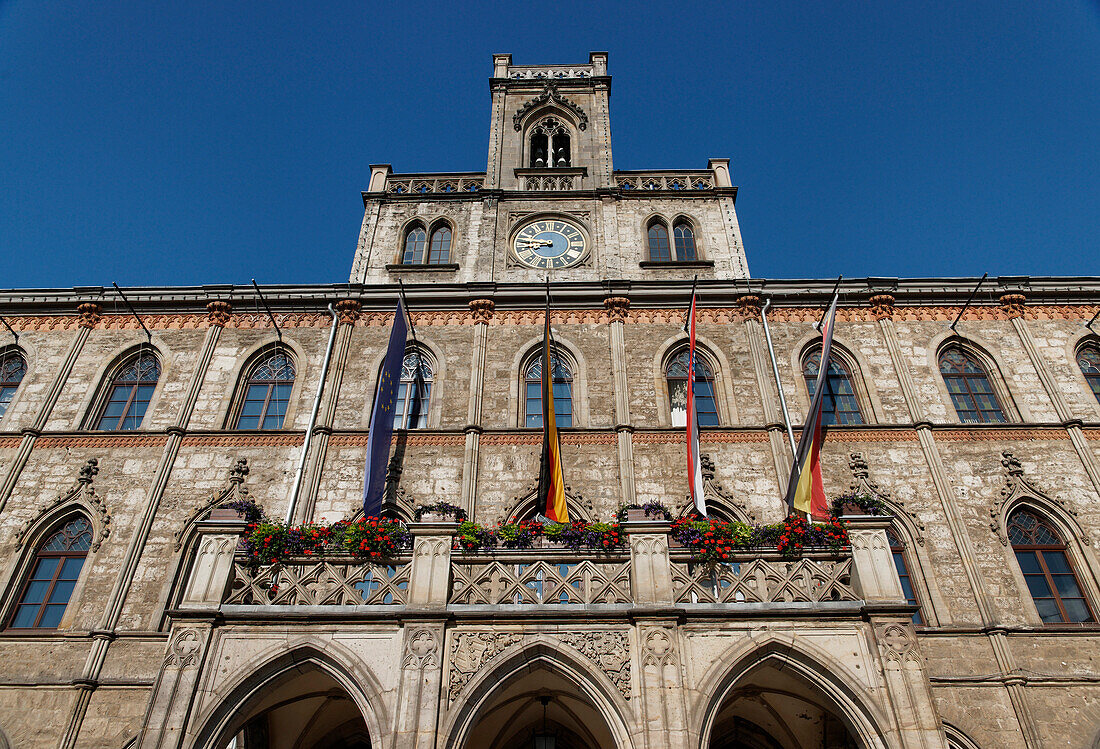 Blick auf die Fassade mit Fahne, Rathaus, Weimar, Thüringen, Deutschland