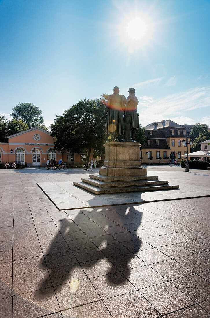 Goethe und Schiller Denkmal, Theaterplatz, Bauhaus-Museum, Weimar, Thüringen, Deutschland