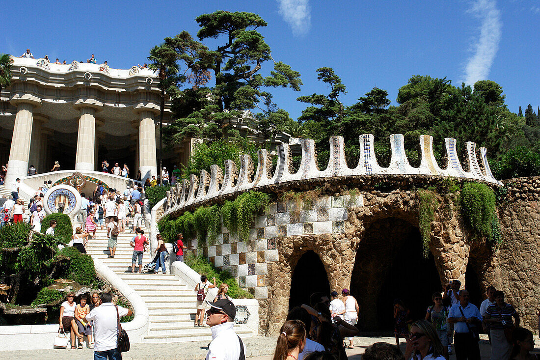 Touristen im Park Güell, Barcelona, Spanien, Europa
