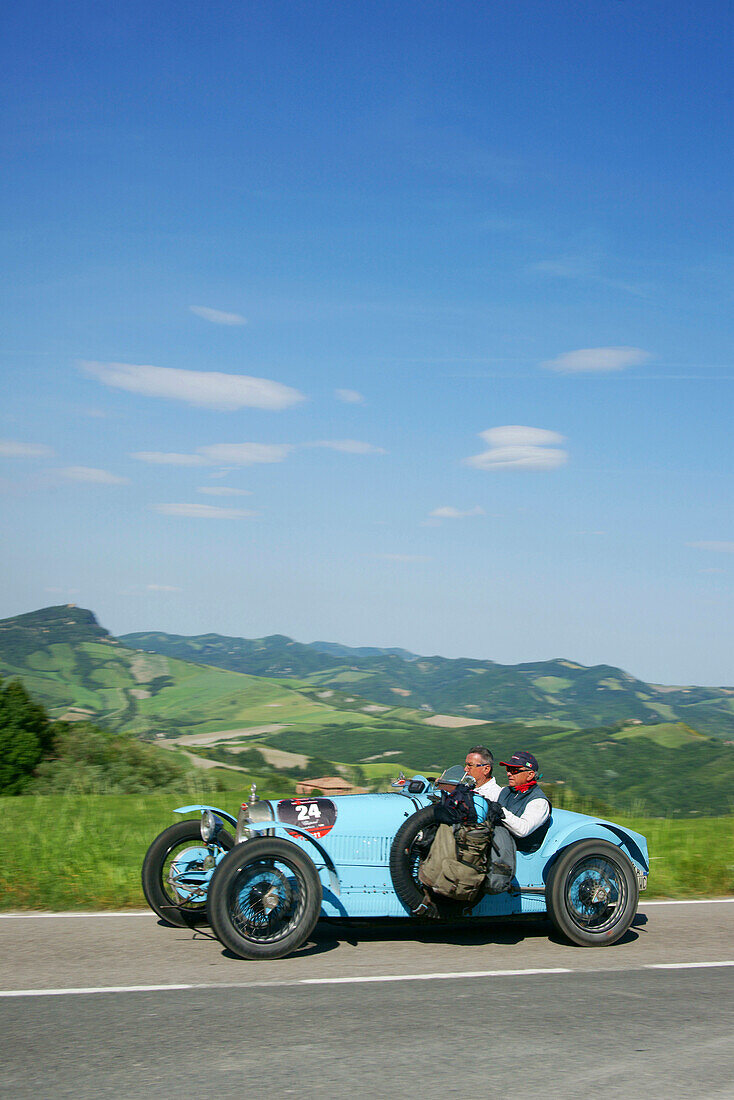 Oldtimer auf einer Landstrasse, Loiano, Pianoro, Bologna, Italien