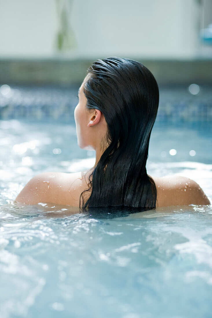 Rückansicht einer Frau in einem Schwimmbad