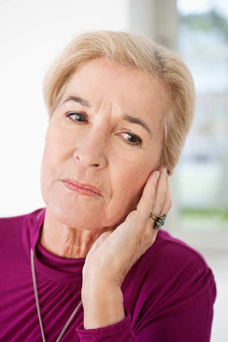 Nahaufnahme einer Frau, die unter Zahnschmerzen leidet