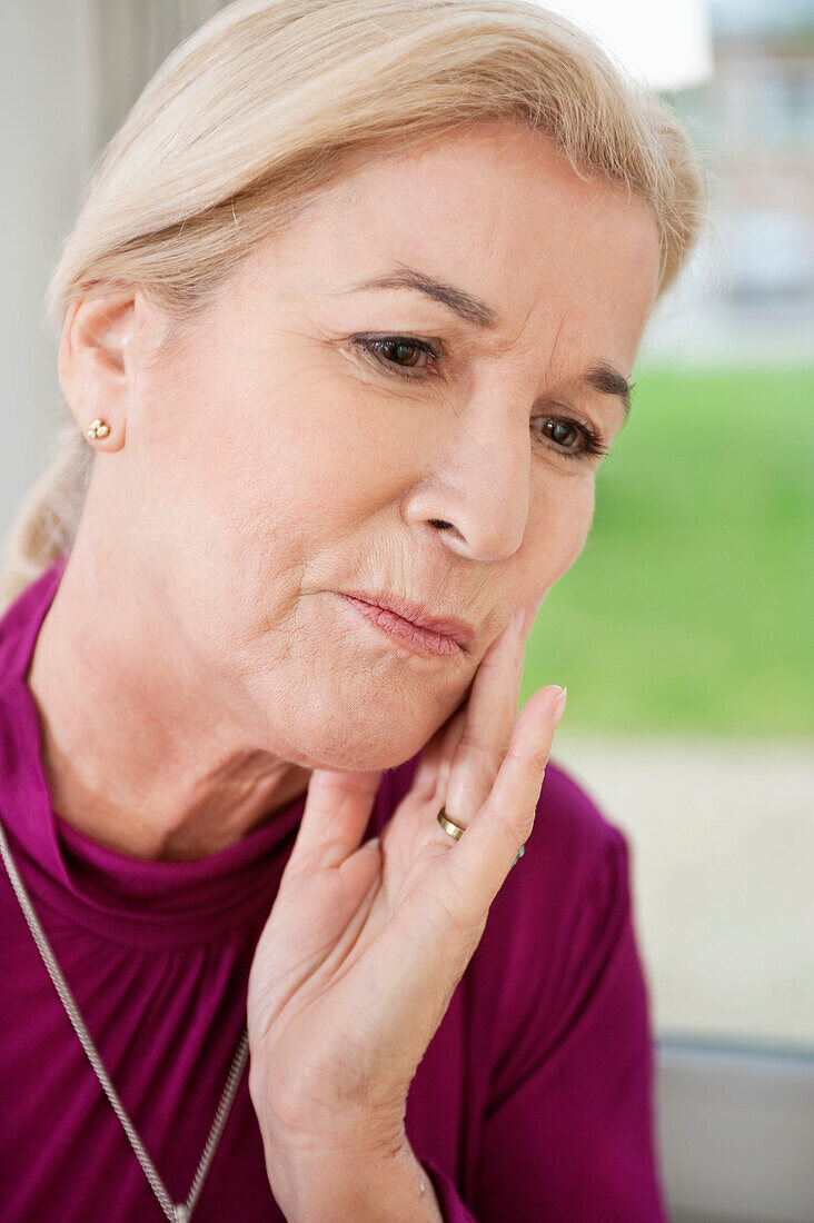 Nahaufnahme einer Frau, die unter Zahnschmerzen leidet