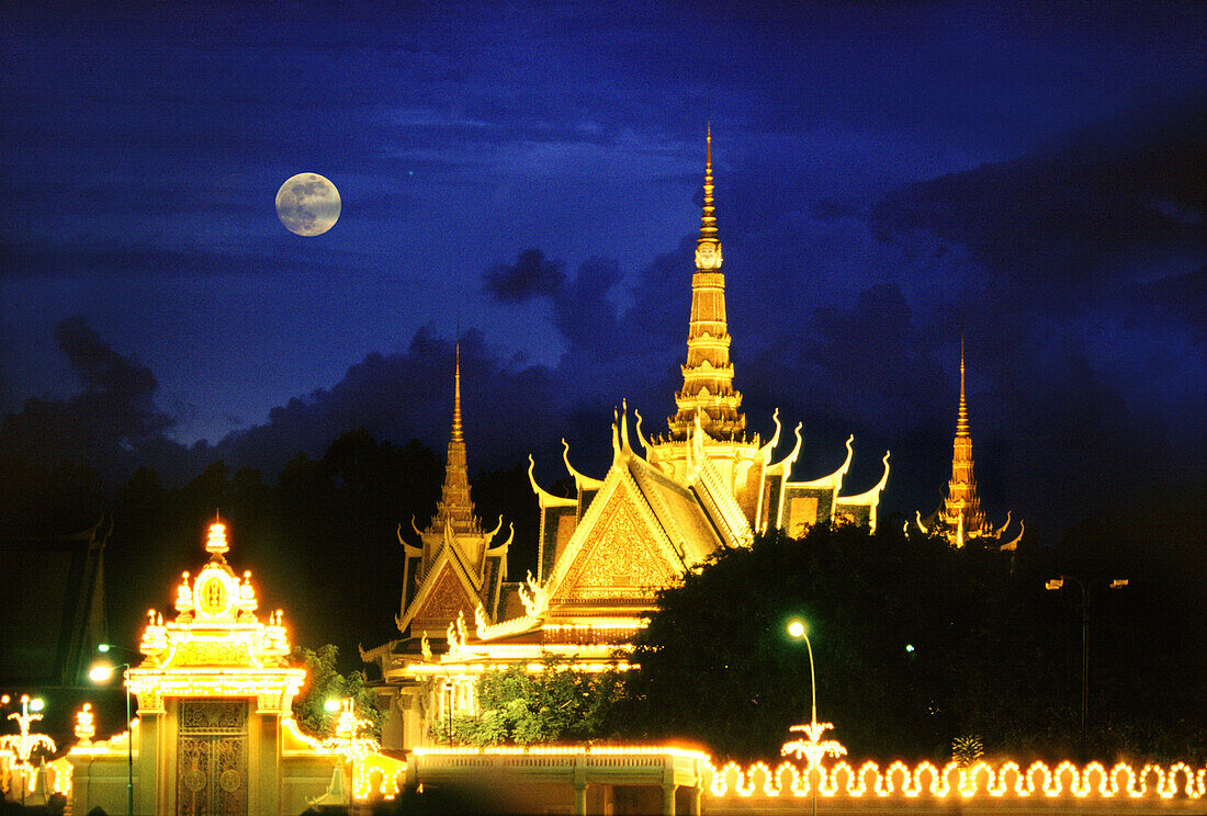 Königspalast bei Nacht, Phnom Penh, Kambodscha, Asien