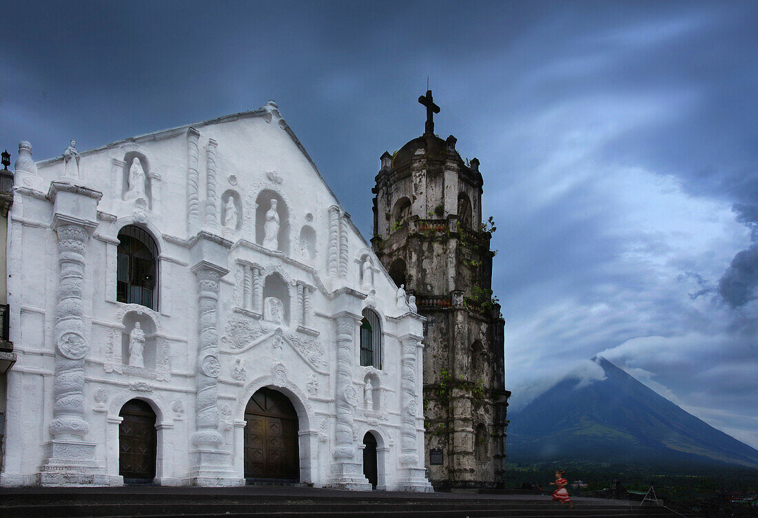 Daraga Kirche und rauchender Vulkan Mayon, Legazpi, Luzon, Philippinen, Asien
