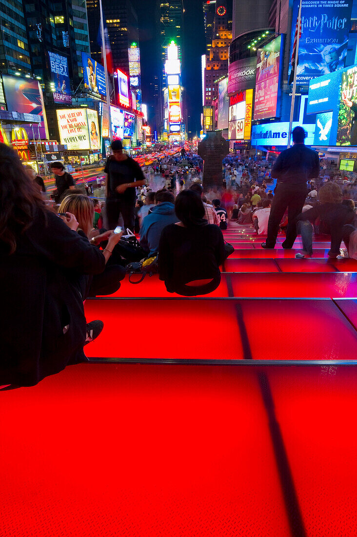 Menschen auf dem nächtlichen Times Square, Manhattan, New York, USA, Amerika