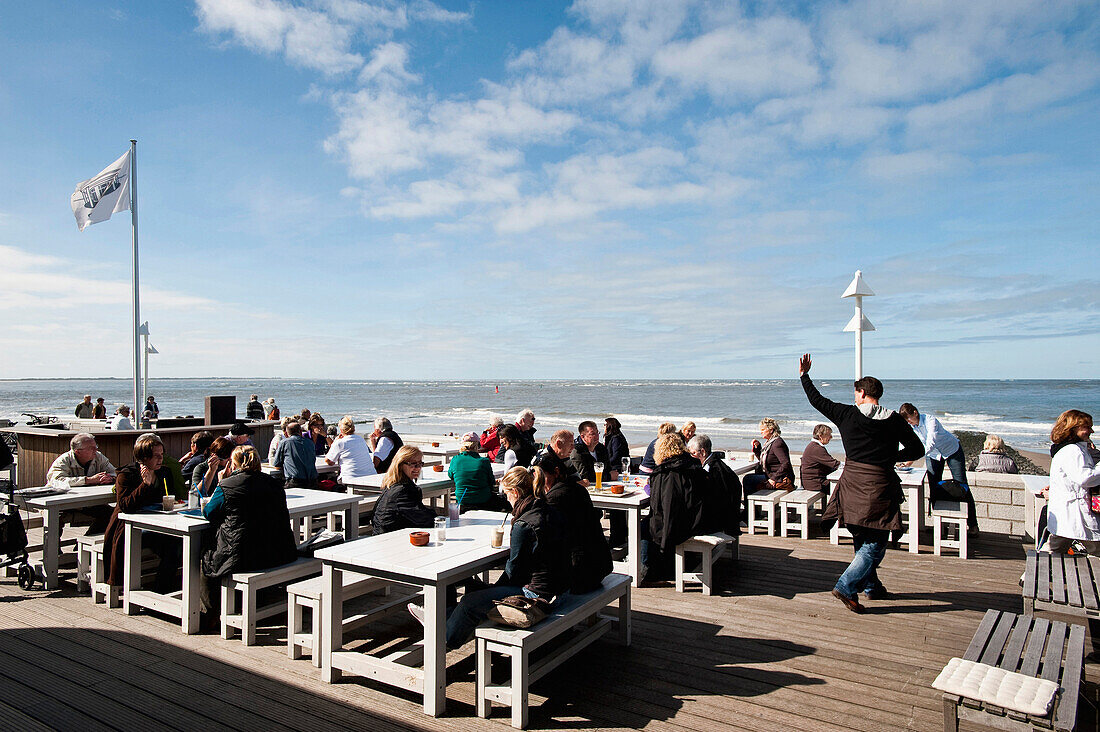 Terrasse von einem Restaurant am Nordseestrand, Norderney, Ostfriesischen Inseln, Niedersachsen, Deutschland