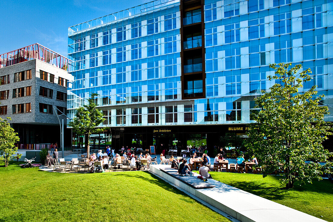 Café in einem Innenhof, HafenCity, Hamburg, Deutschland