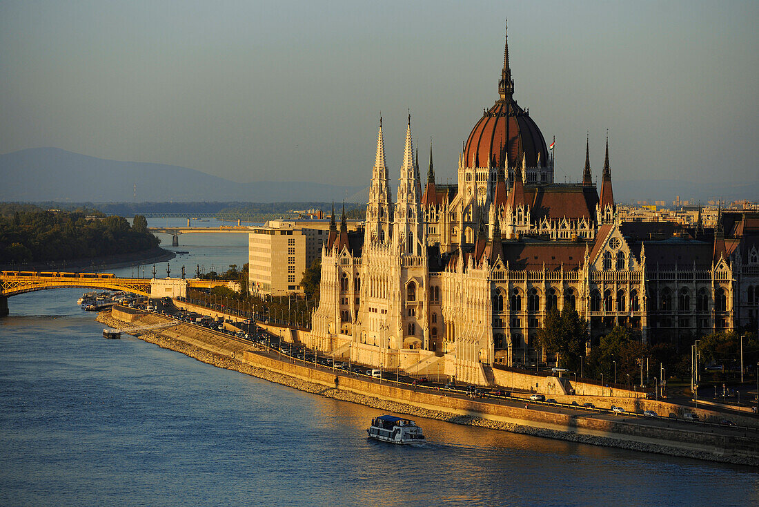 Parlament an der Donau im Licht der Abendsonne, Budapest, Ungarn, Europa