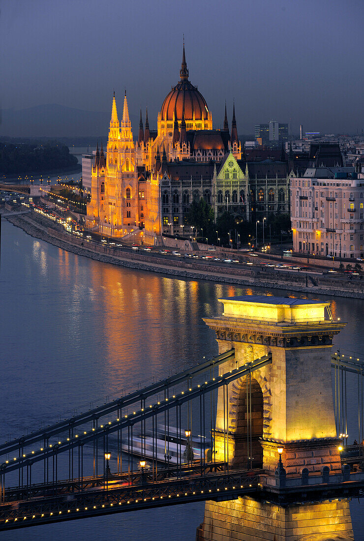 Blick auf die Donau mit Kettenbrücke und Parlament bei Nacht, Budapest, Ungarn, Europa