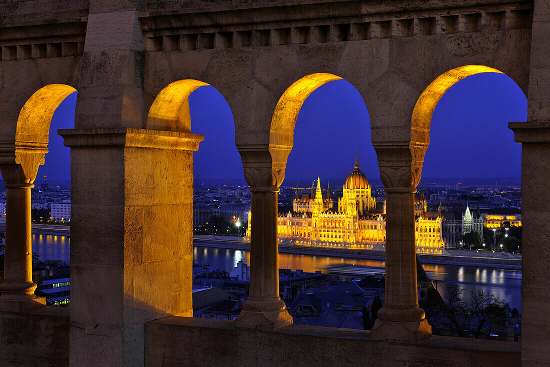 Blick von der Fischerbastei auf das Parlament an der Donau bei Nacht, Budapest, Ungarn, Europa