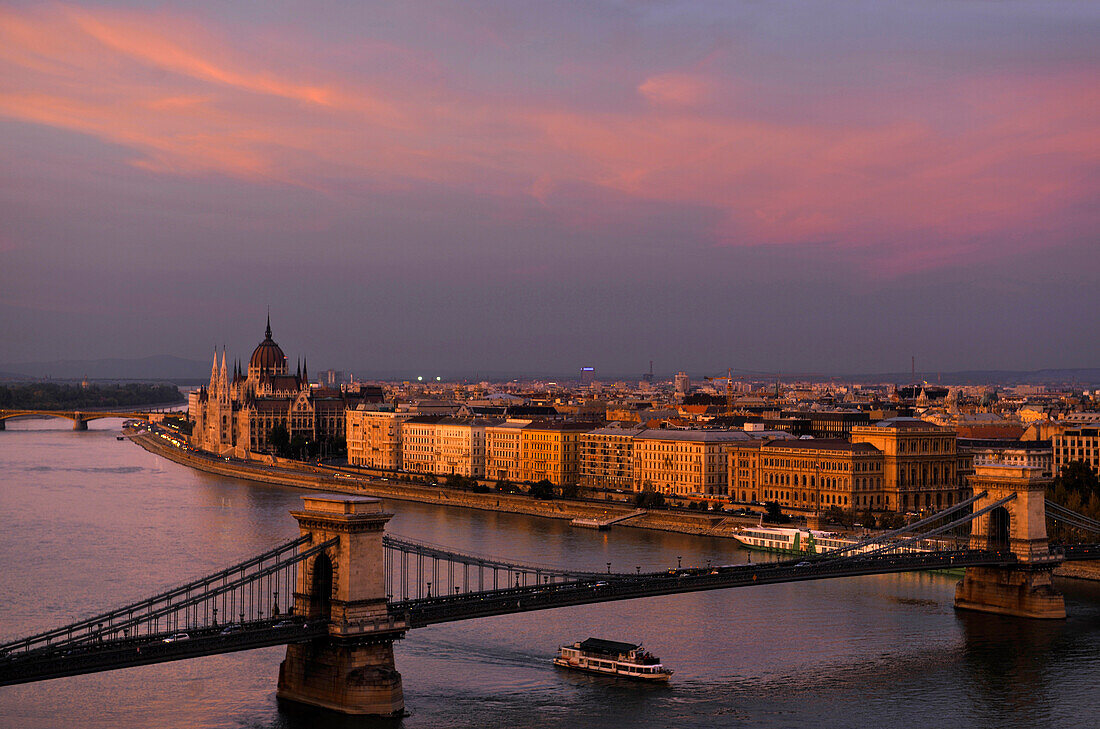 Donau, Parlament und Kettenbrücke im Abendrot, Budapest, Ungarn, Europa