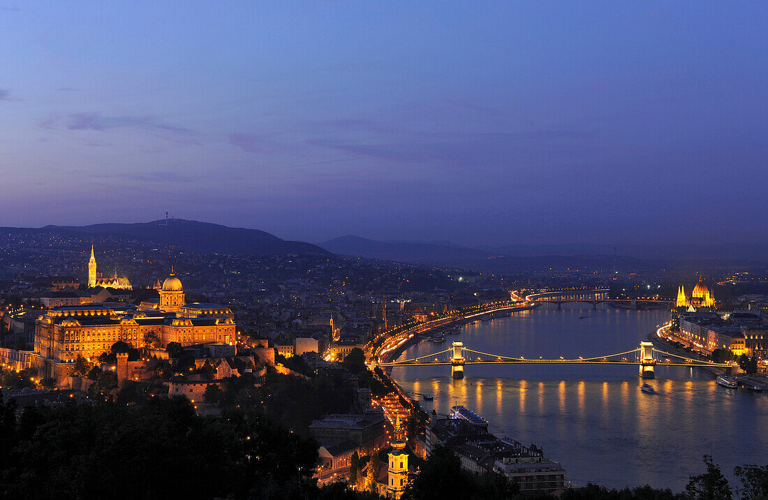 Blick über Burgberg, Donau und Kettenbrücke am Abend, Budapest, Ungarn, Europa