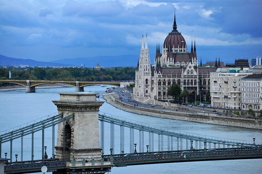 Donau, Parlament und Kettenbrücke in der Abenddämmerung, Budapest, Ungarn, Europa