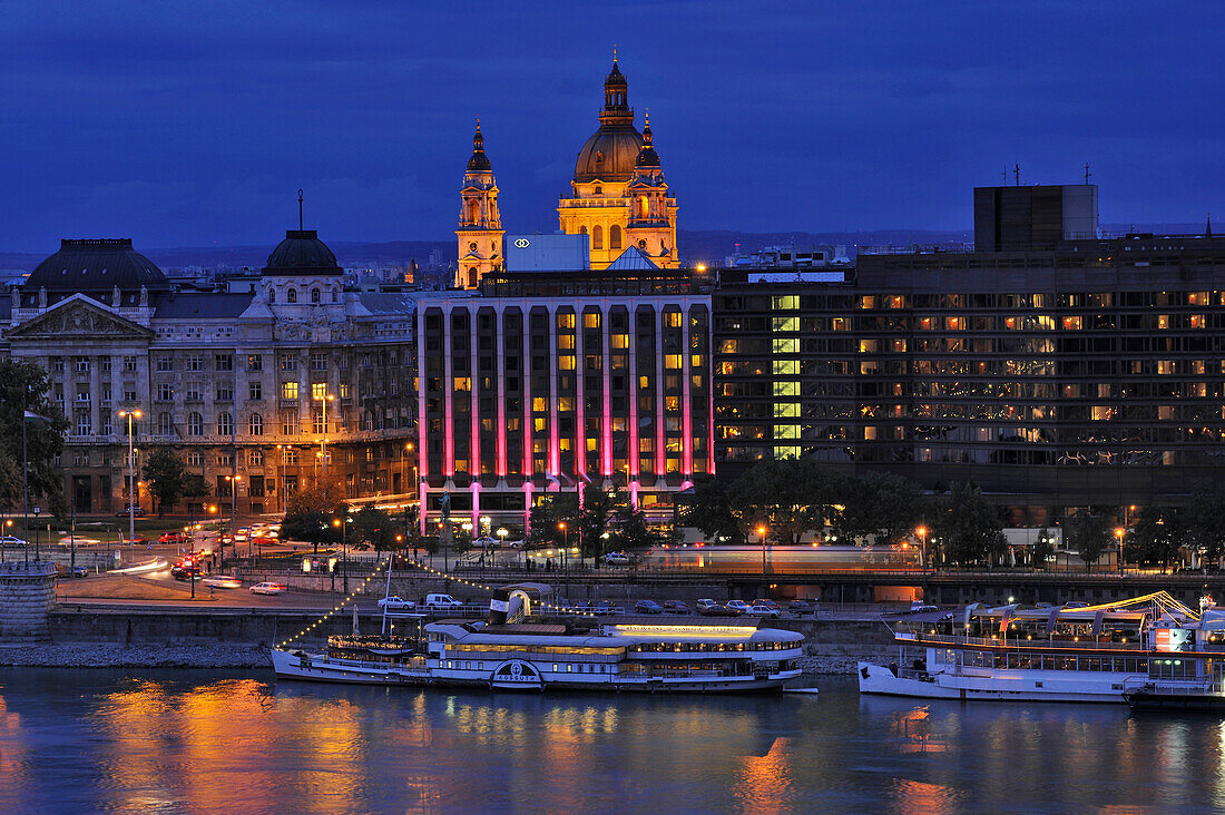 Dampfer, Hotel Sofitel und St. Stephans Basilika bei Nacht, Budapest, Ungarn, Europa