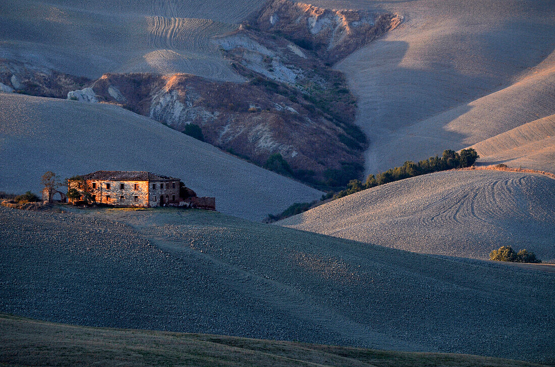 Homestead in hilly landscape, Crete, Tuscany, Italy, Europe