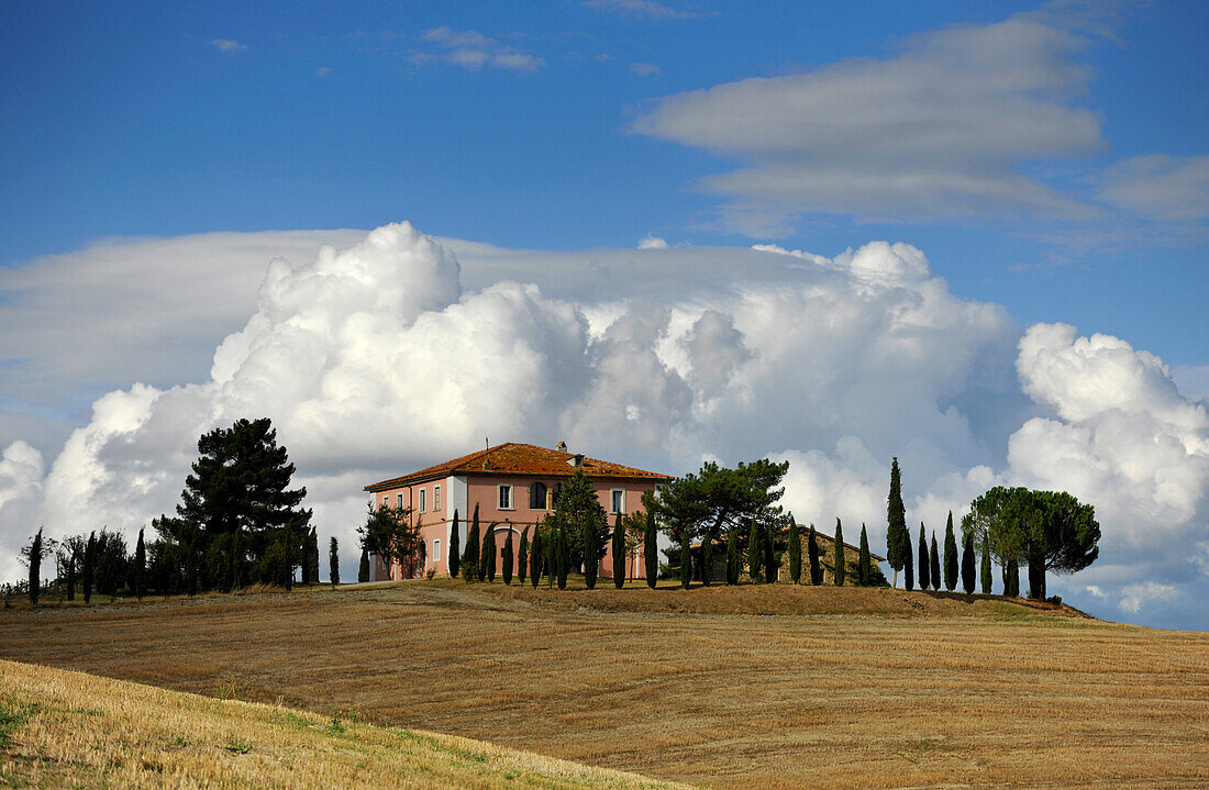 Homestead on a hill, Tuscany, Italy, Europe