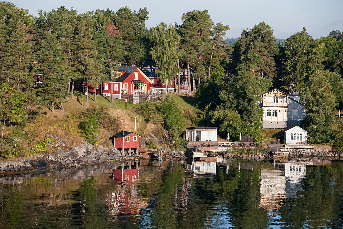 Idyllisch gelegene Häuser in den Stockholmer Schären, Blick von Kreuzfahrtschiff MS Astor, Transocean Kreuzfahrten, während einer Kreuzfahrt durch die Ostsee, nahe Stockholm, Schweden, Europa