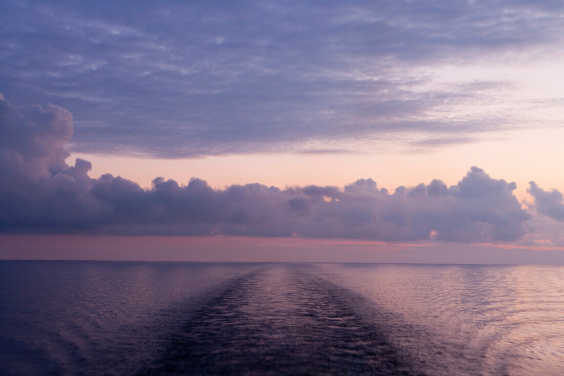 Lange Welle hinterm Kiel von Kreuzfahrtschiff MS Astor (Transocean Kreuzfahrten) in der Abenddämmerung, während einer Kreuzfahrt durch die Ostsee, nahe Helsinki, Finnland, Europa