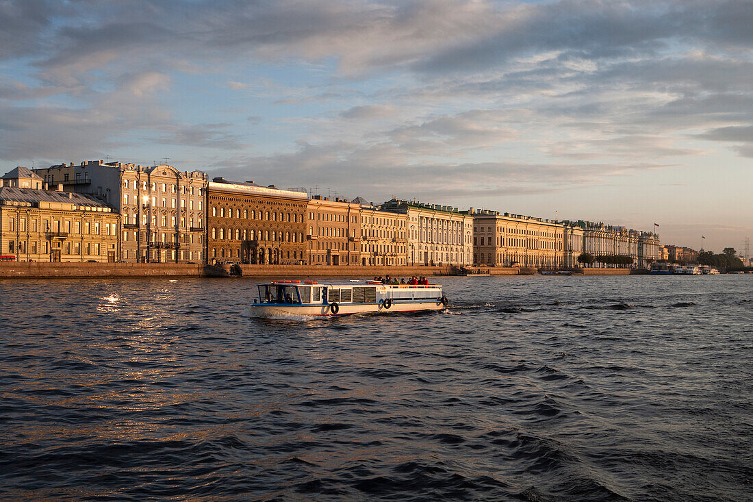 Ausflugsboot auf Fluss Newa vor imposanter Häuserkulisse, Sankt Petersburg, Russland, Europa