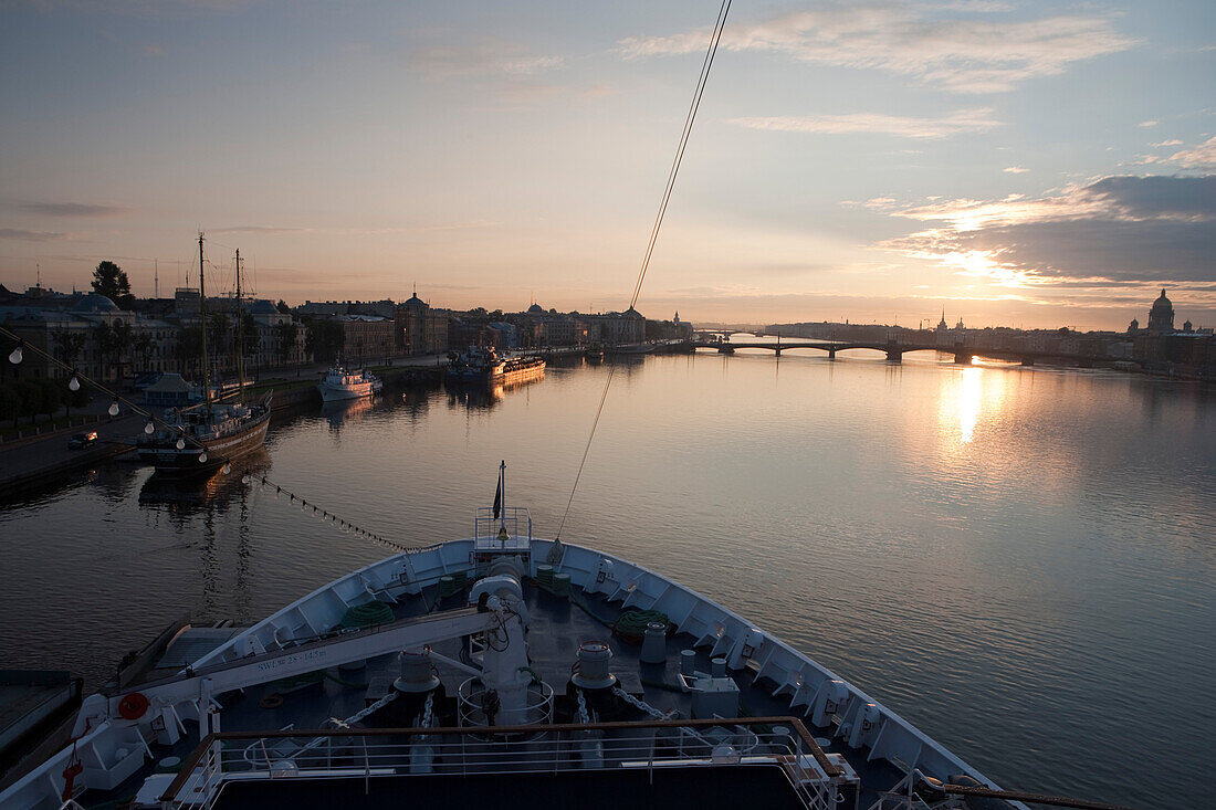 Bug von Kreuzfahrtschiff MS Astor (Transocean Kreuzfahrten) auf dem Fluss Newa bei Sonnenaufgang, während einer Kreuzfahrt durch die Ostsee, Sankt Petersburg, Russland, Europa