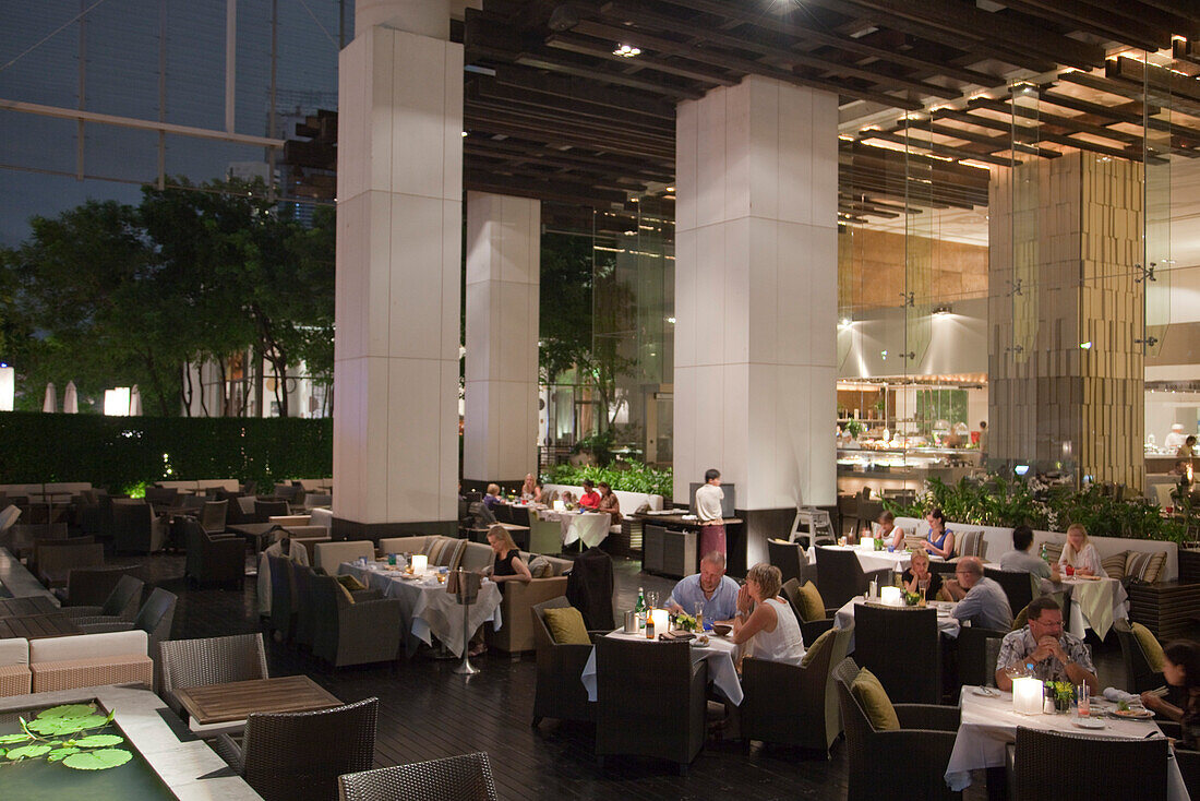 Menschen beim Abendessen auf der Terrasse von Restaurant, Millennium Hilton Hotel, Bangkok, Thailand, Asien