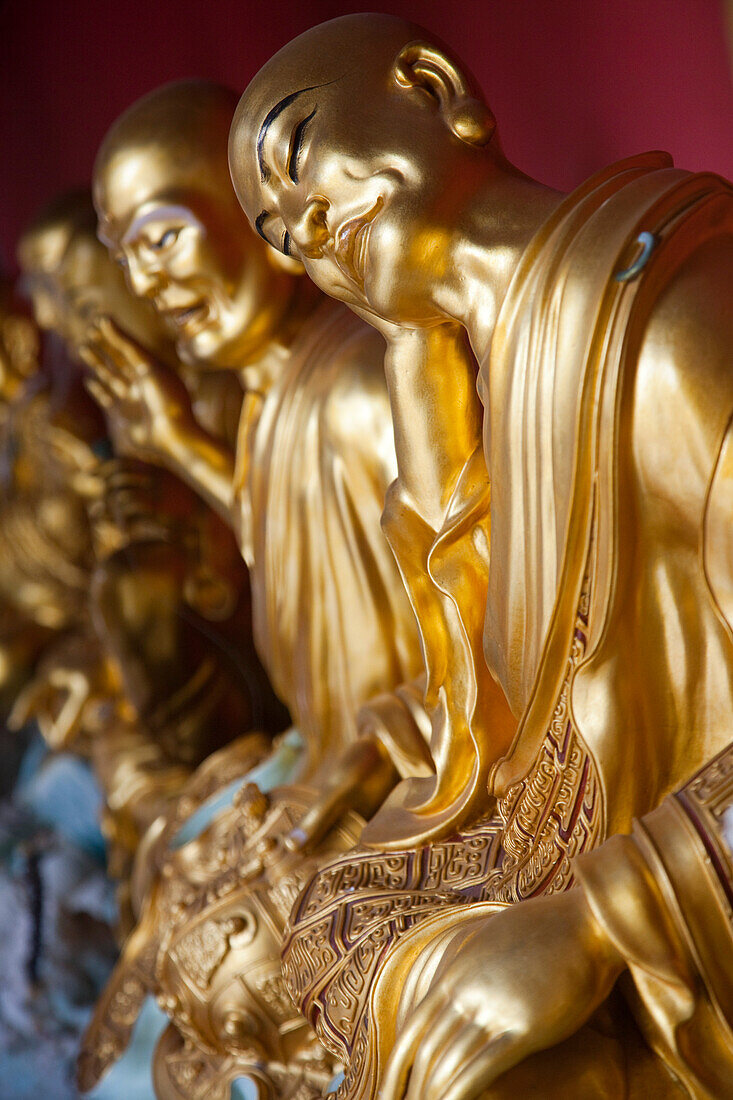 Goldene Buddha Statuen am Wat Tham Khao Noi Tempel, nahe Kanchanaburi, Thailand, Asien