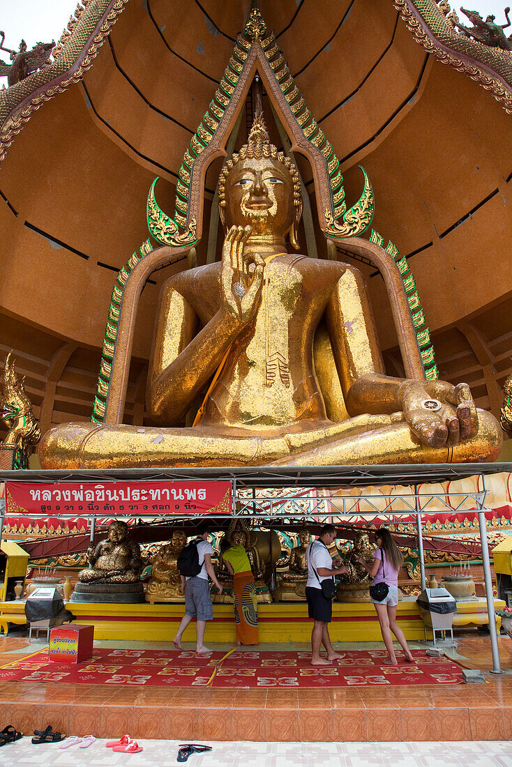 Touristen vor dem riesigen Buddha, Wat Tham Khao Noi, Khao Noi Cave Tempel, näher Kanchanaburi, Thailand, Asien