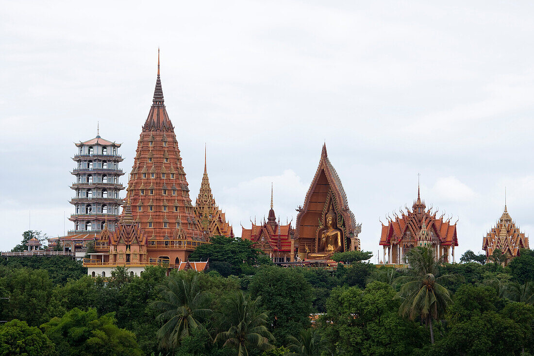 Wat Tham Khao Noi Tempel, Blick von Flusskreuzfahrtschiff RV River Kwai während einer Kreuzfahrt auf dem Fluss River Kwai Noi, nahe Kanchanaburi, Thailand, Asien