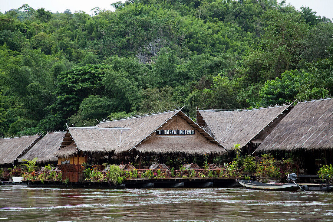 Schwimmendes Restaurant und Hotel Jungle Rafts auf dem Fluss River Kwai Noi, nahe Kanchanaburi, Thailand, Asien
