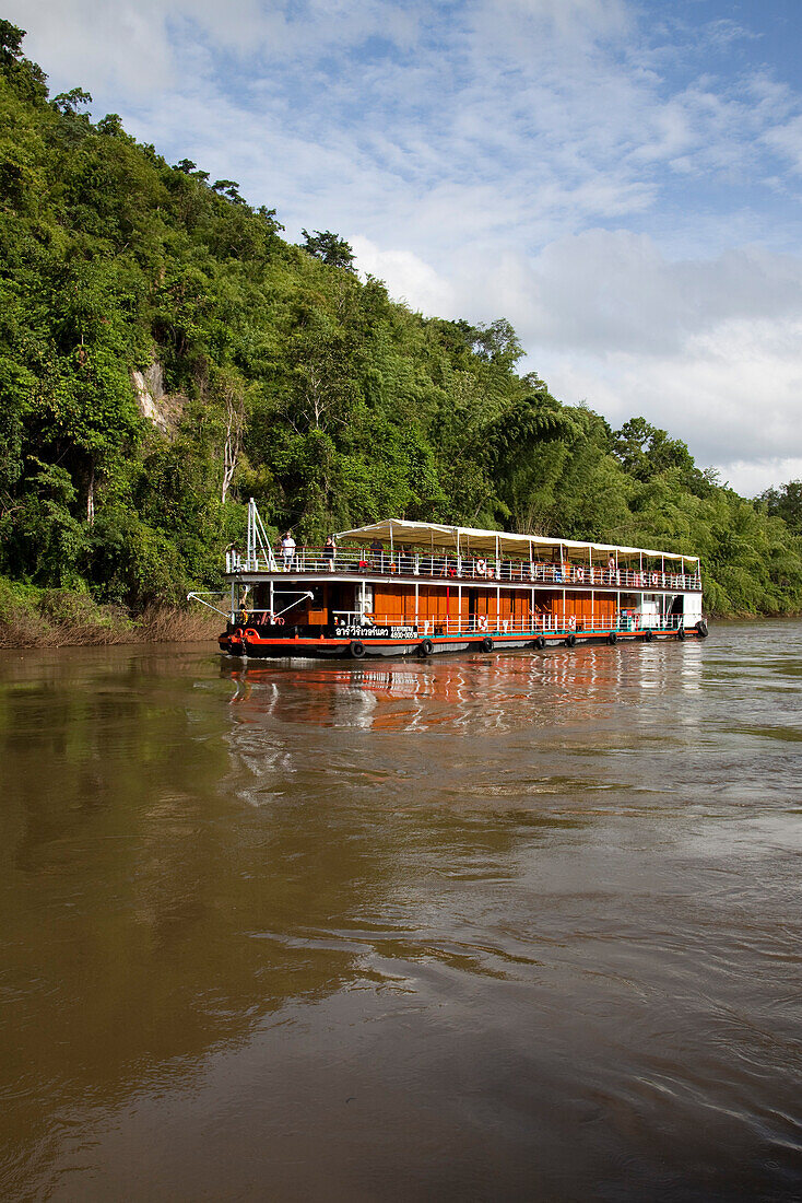 Flusskreuzfahrtschiff RV River Kwai während einer Kreuzfahrt auf dem Fluss River Kwai Noi, nahe Kanchanaburi, Thailand, Asien